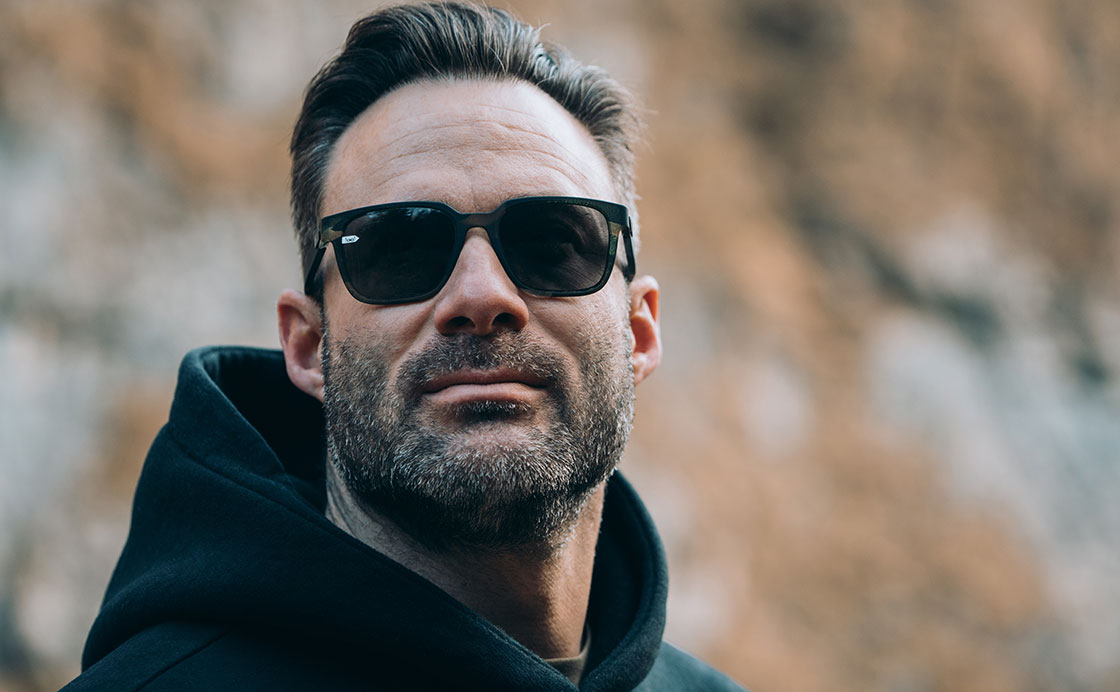 Otto Bulletproof mit gloryfy Sonnenbrille